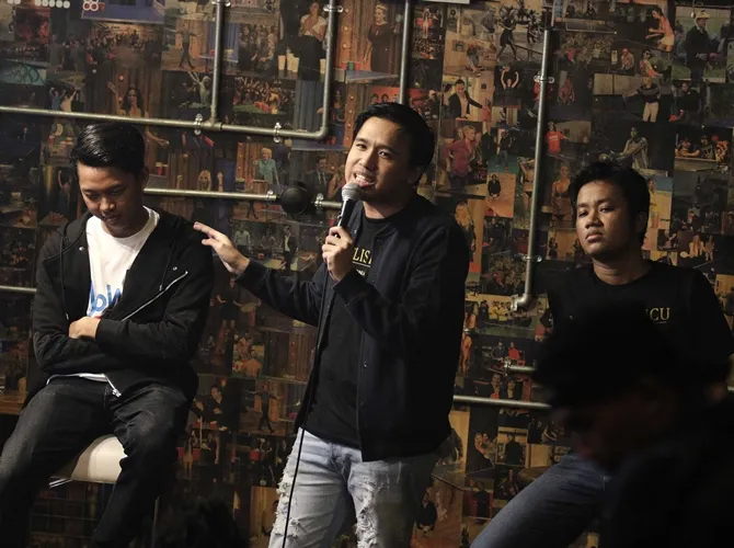 Bayu Skak menggandeng Joshua dalam film 'YOWIS BEN'. © KapanLagi.com/Muhammad Akrom Sukarya