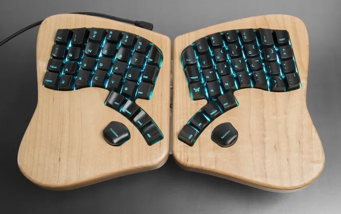 Keyboardio Model 01, keyboard yang bentuknya disesuaikan telapak tangan manusia sehingga nyaman digunakan © kickstarter.com