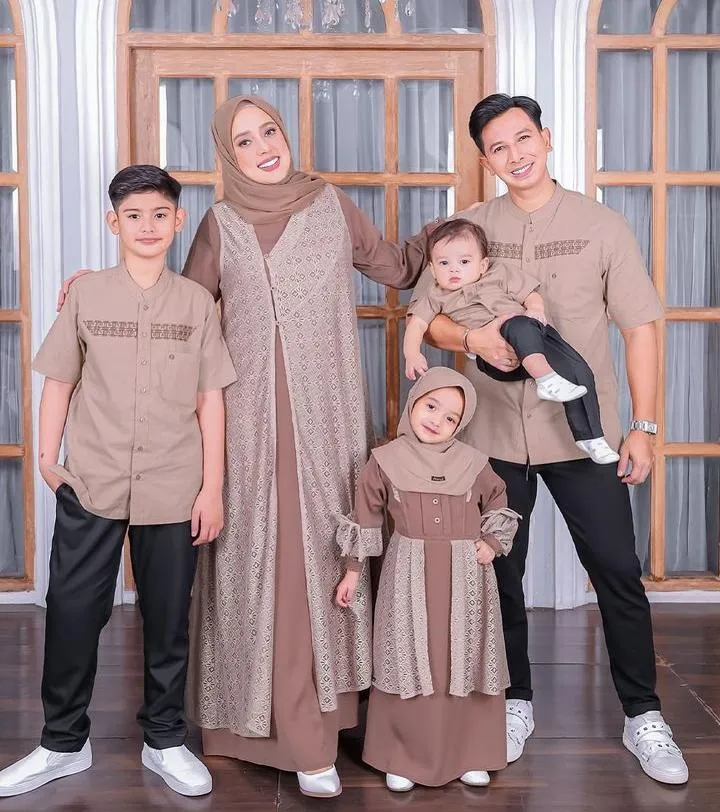 Potret Keluarga Fairuz A Rafiq Pakai Outfit Religi Senada / Credit Foto: instagram.com/sonnyseptian - fairuzarafiq