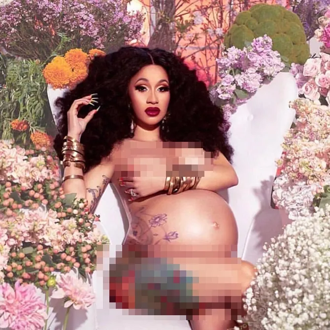 Foto maternity Cardi B dengan tema floral © instagram.com/iamcardib