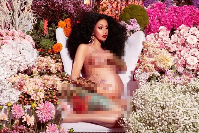 Ambil tema floral, foto ini dibandingkan dengan foto maternity Beyonce © instagram.com/iamcardib