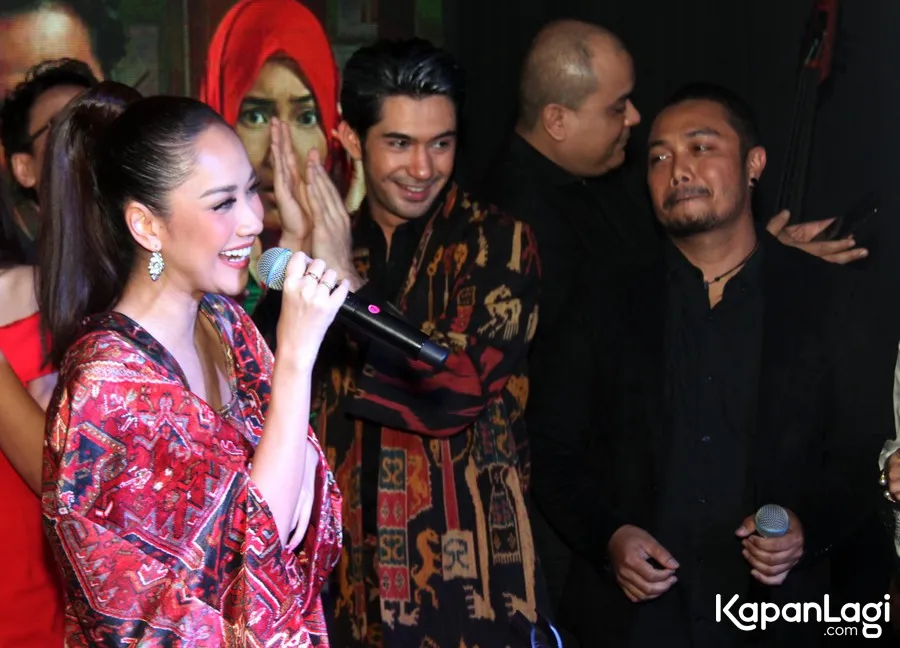 BCL dan Reza Rahadian kompak dengan busana etnik. ©KapanLagi.com/Hendra Gunawan