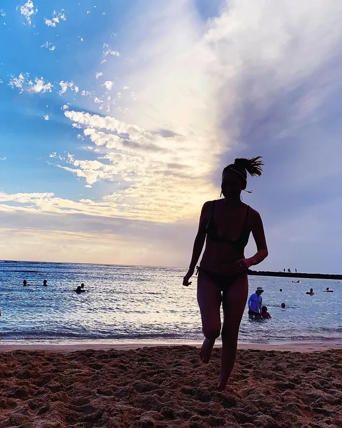 BCL ikut seru-seruan main di pantai (Credit: instagram.com/bclsinclair)