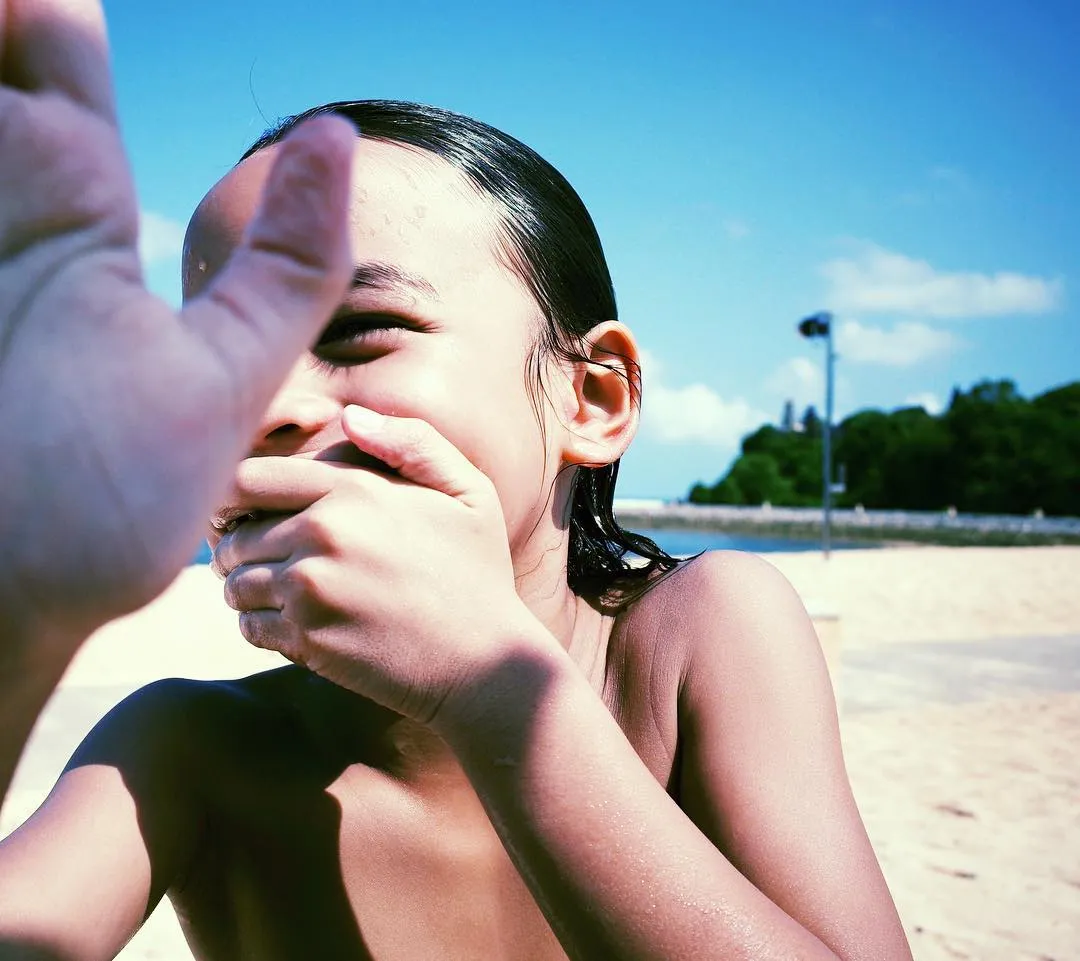Ekspresi ceria dan malu-malu Noah saat difoto oleh sang bunda. Credit: via instagram.com/bclsinclair