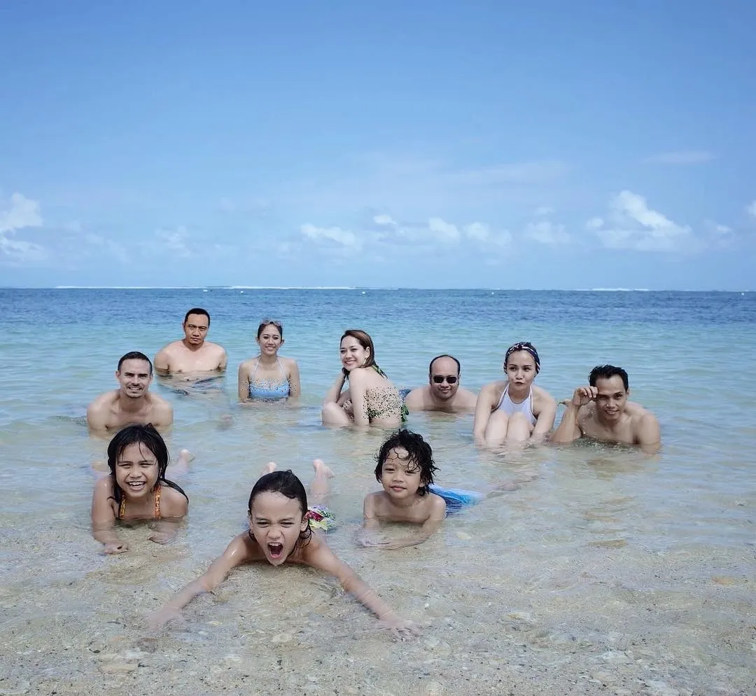 Bersama kerabat lainnya, keluarga BCL nikmati keindahan pantai di Nusa Dua Bali. Credit: via instagram.com/bclsinclair