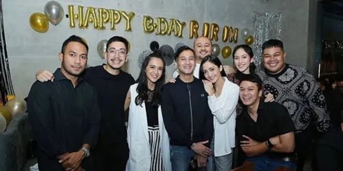 Acara ulang tahun Ririn kali ini terasa sangat spesial karena kedatangan sahabat dan keluarganya. © Instagram/deandaputri