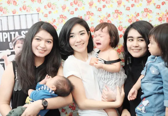 Baby Gempi nangis saat bertemu dengan cucu Jokowi © Instagram.com/gisel_la