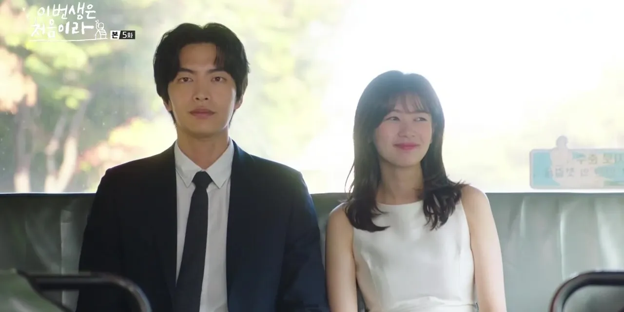 Se Hee dan Ji Ho dalam 'BECAUSE THIS IS MY FIRST LIFE' © TvN