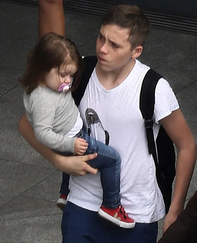 Harper di gendongan Brooklyn @ dailymail.co.uk