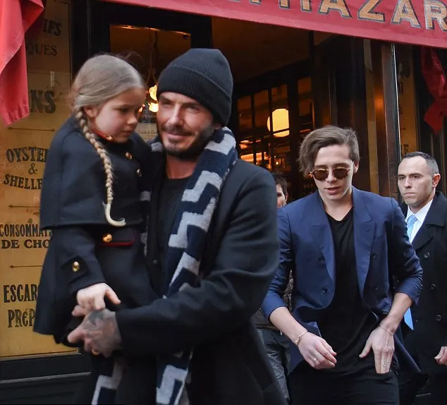 Fashion keluarga David Beckham saat makan siang, mewah & stylish. ©splashnews via dailymail.co.uk