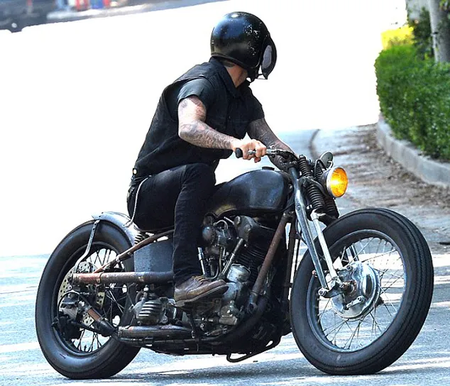 David ketika mengendarai motor antik kesayangannya @ dailymail.co.uk