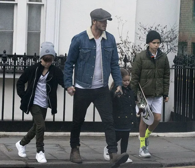 David Beckham saat menamani hang out Romeo, Cruz, dan Harper. ©Constant Media via dailymail.co.kr