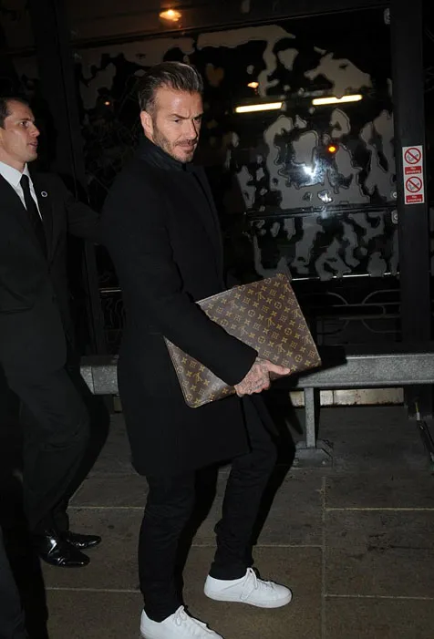 David Beckham saat menyusuri Stasiun Kereta Liverpool Lime Street © iCelebrity via Dailymail.co.uk