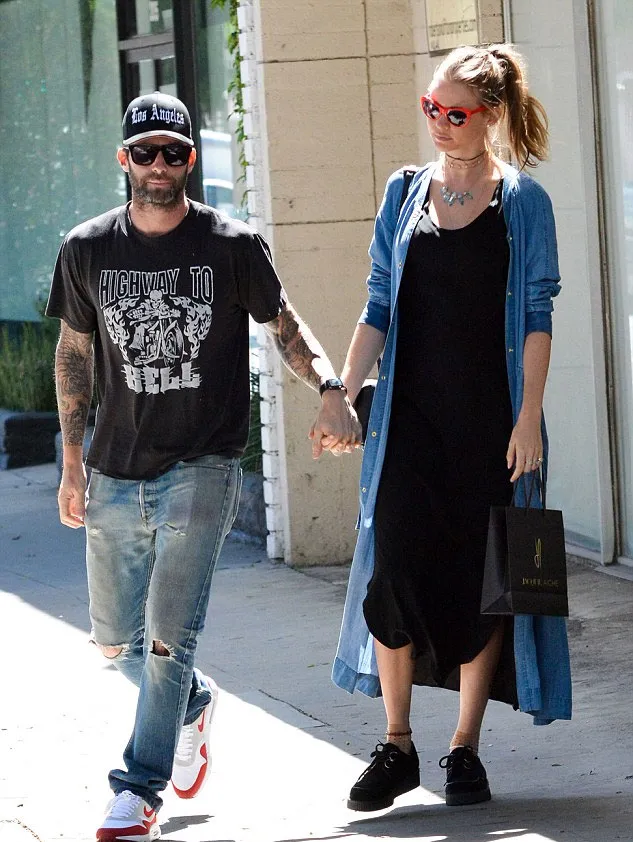 Behati Prinsloo dan Adam Levine mesra bergandengan tangan © Dailymail.co.uk/splashnews