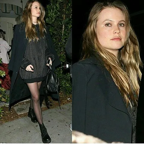 Behati Prinsloo jalan-jalan sendiri tanpa ditemani Adam Levine dan anak © instagram.com/welovesbee