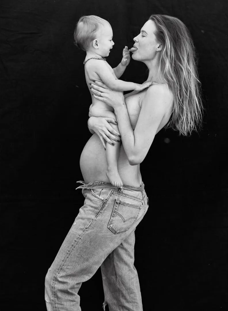 Behati topless sambil gendong anak dan pamer perut buncit © instagram.com/behatiprinsloo
