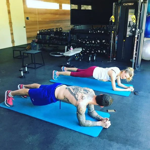 Behati workout bareng Adam yang shirtless © instagram.com/behatiprinsloo