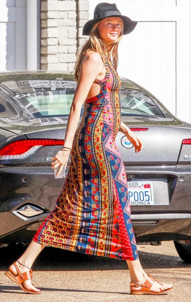 Behati pamer perut buncit © usmagazine.com