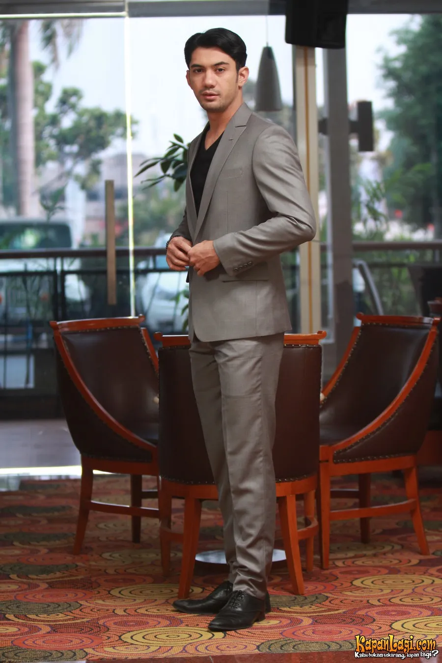 Reza Rahadian beranggapan pertanyaan kapan menikah tidak lah sopan. ©KapanLagi.com®