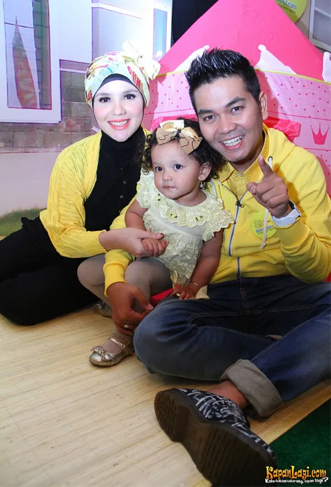 Indra bersama keluarga kecilnya @ Kapanlagi.com®/Agus Apriyanto
