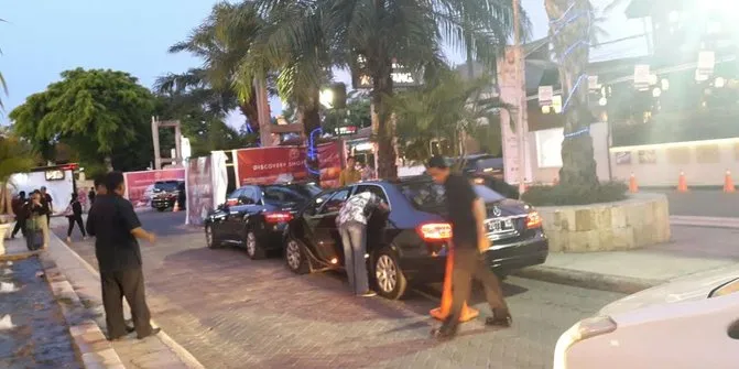 Rombongan Raja Salman juga menyempatkan diri untuk belanja suvenir khas Bali di Kuta © merdeka.com