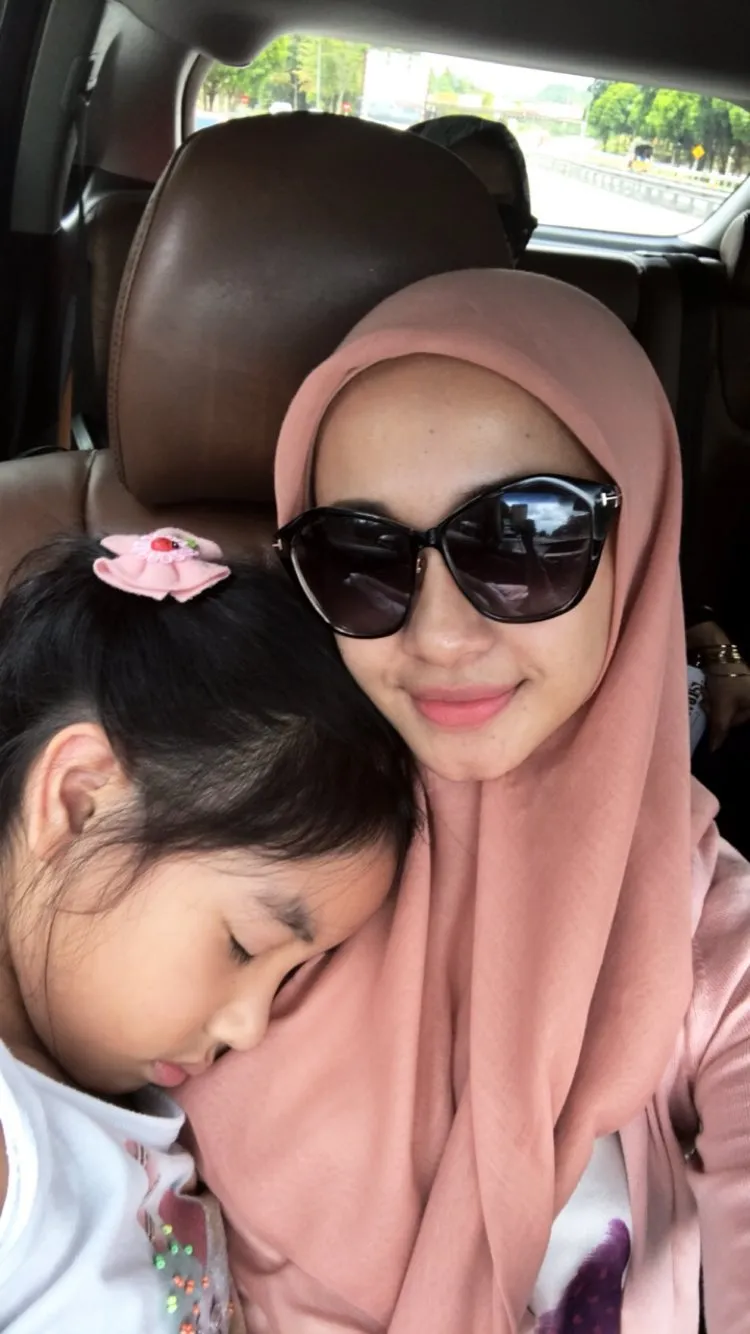 Aleesya bersandar mesra ke Bella ©instagram/laudyacynthiabella