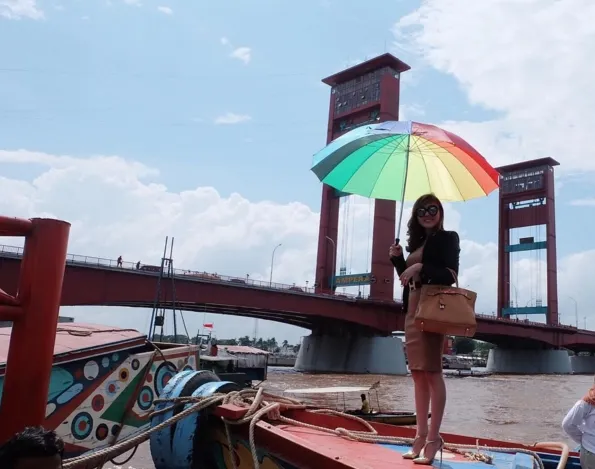Bella Shofie pakai heels tinggi di perahu kayu ©instagram/bellashofie05