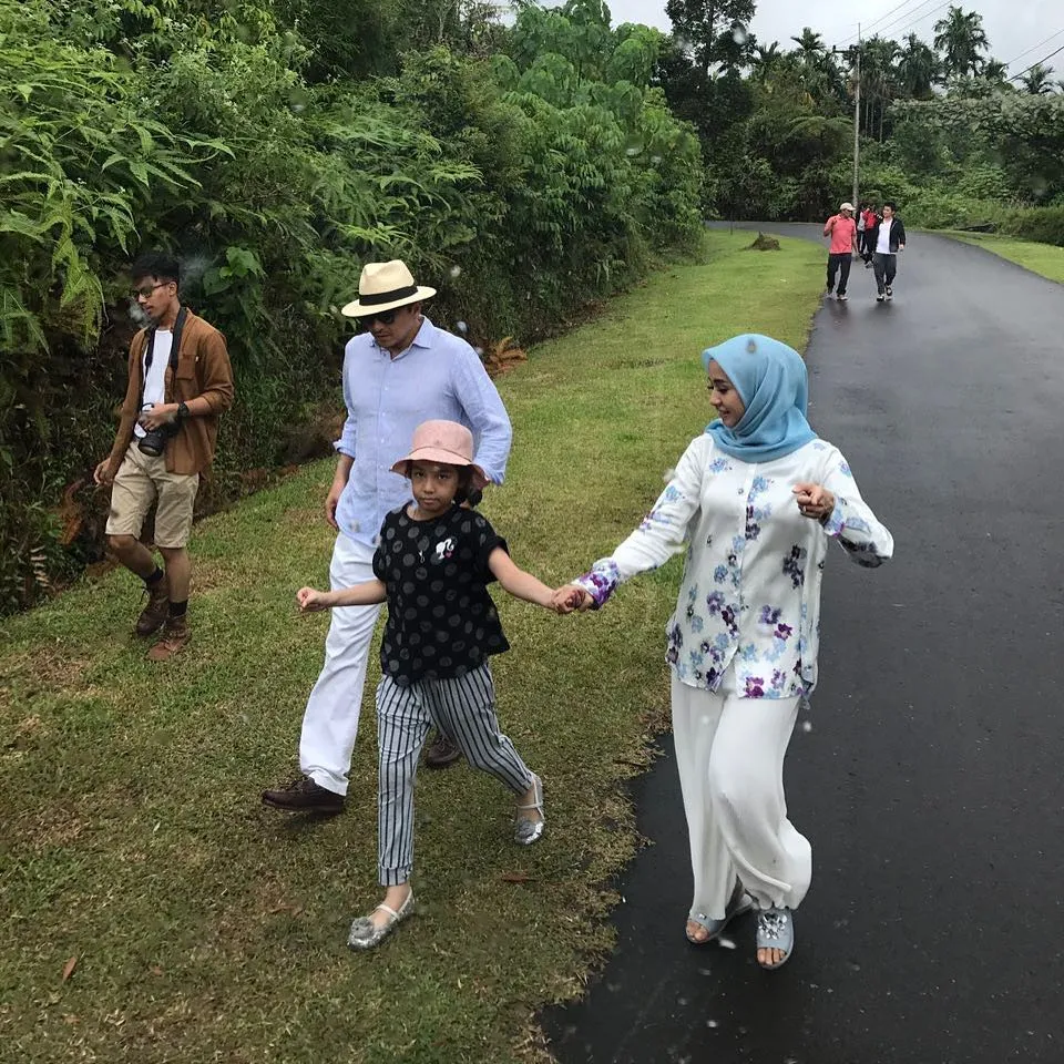 Baju yang sama dipakai Bella dan Emran ketika prewed di Padang (12/8) ©instagram/iamkumbre