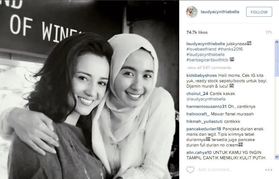 Bella Saat Berpose Dengan Julie