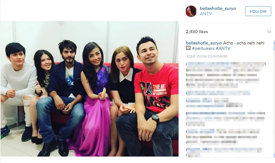 Begini gaya Bella saat berpose ramai-ramai bareng Ravi Bhatia © Instagram.com/bellashofie_suryo