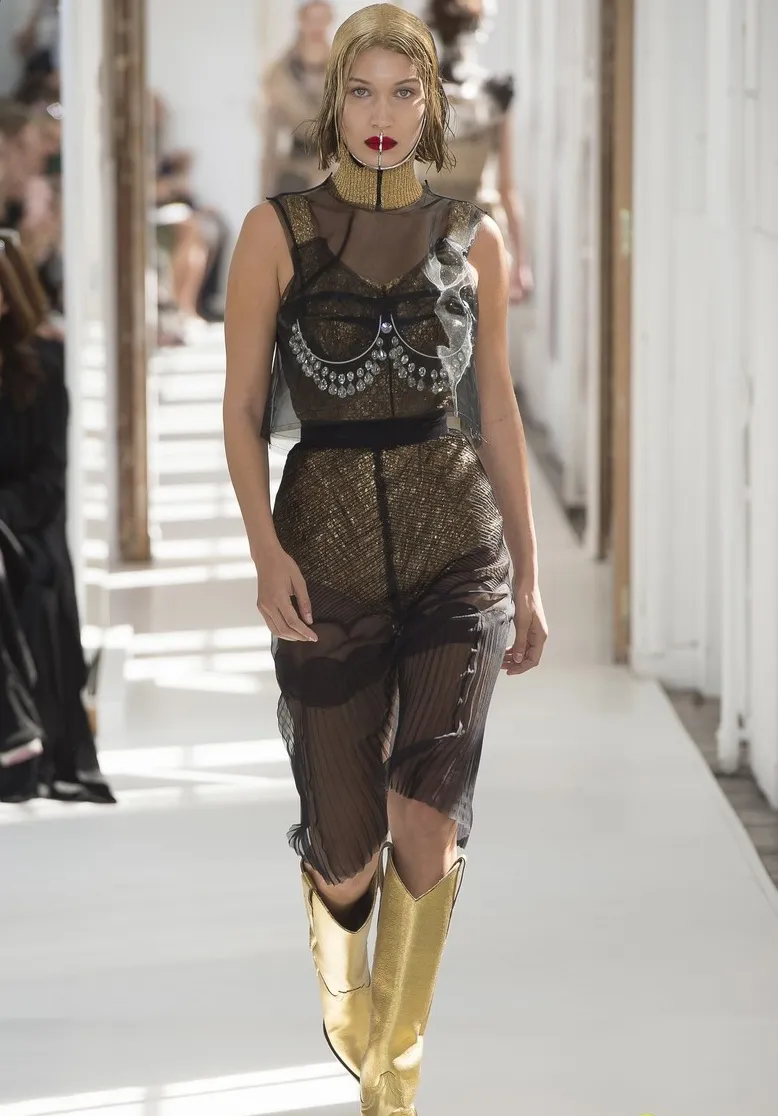 Bella Hadid tampil futuristik di pagelaran busana Maison Margiela © Just Jared