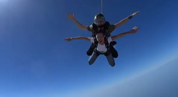 Bella Hadid skydive di Dubai © Instagram.com/bellahadid