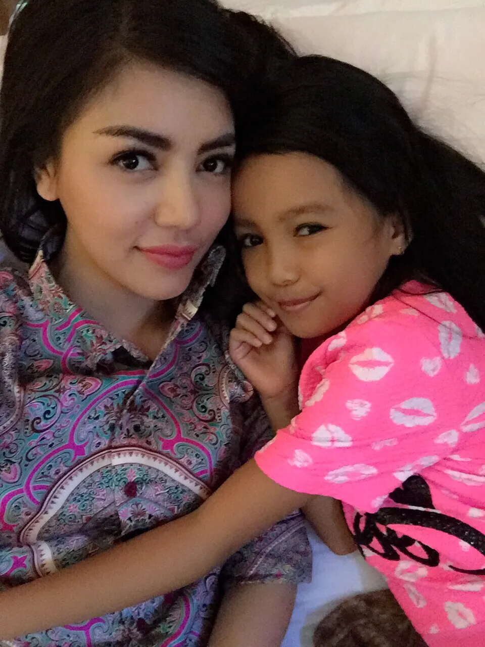 Bella Shofie saat menghabiskan waktu bersama Rani, putri pertama Suryono dan istri pertama. ©Tata Liem Management