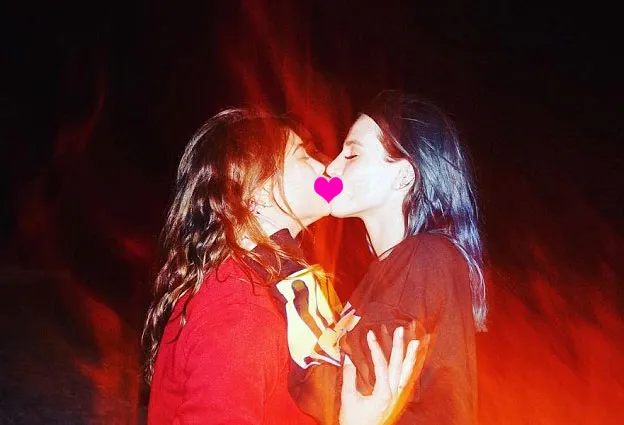 Bella Thorne ciuman dengan temannya © Instagram.com/bellathorne