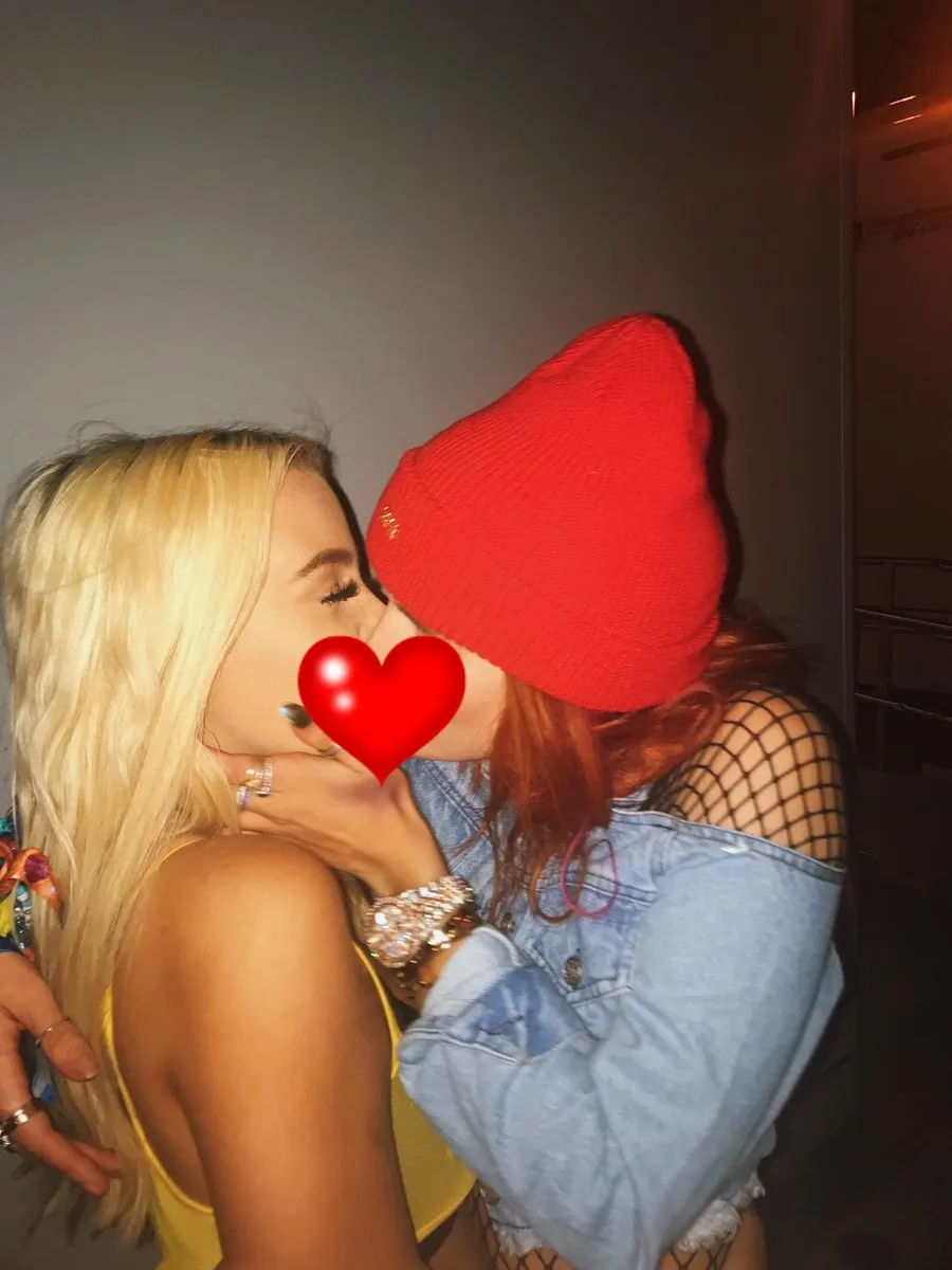 Bella Thorne dan Tana Mongeau ciuman mesra © Twitter.com/bellathorne