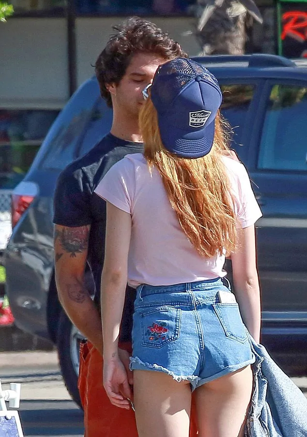 Sebelumnya, Bella Thorne dihubung-hubungkan dengan Tyler Posey © Dailymail.co.uk/fameflynet