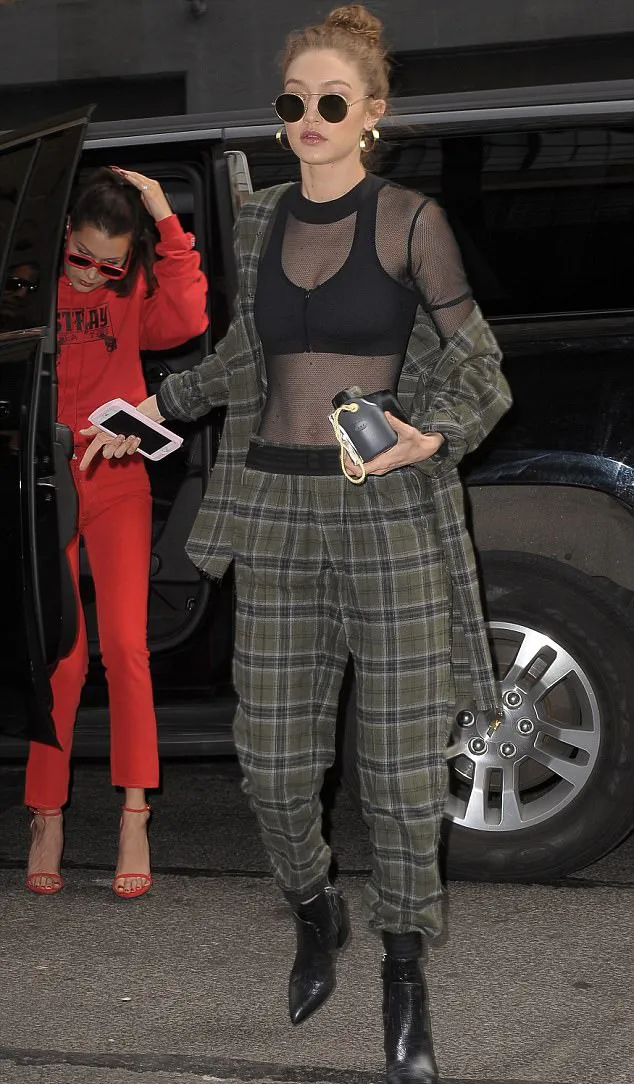 Gaya Gigi Hadid juga nggak kalah keren lho! © dailymail.co.uk