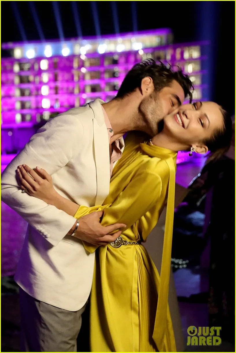 Bella dicium mesra pria ganteng © Just Jared