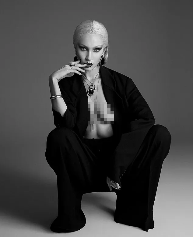 Bella pose topless dan pamer piercing © Paper Magazine