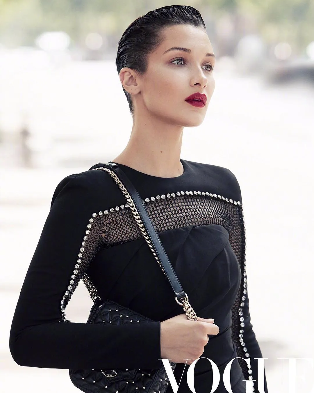Stylish dan edgy, Bella cantik banget deh ya? ;) © Vogue China