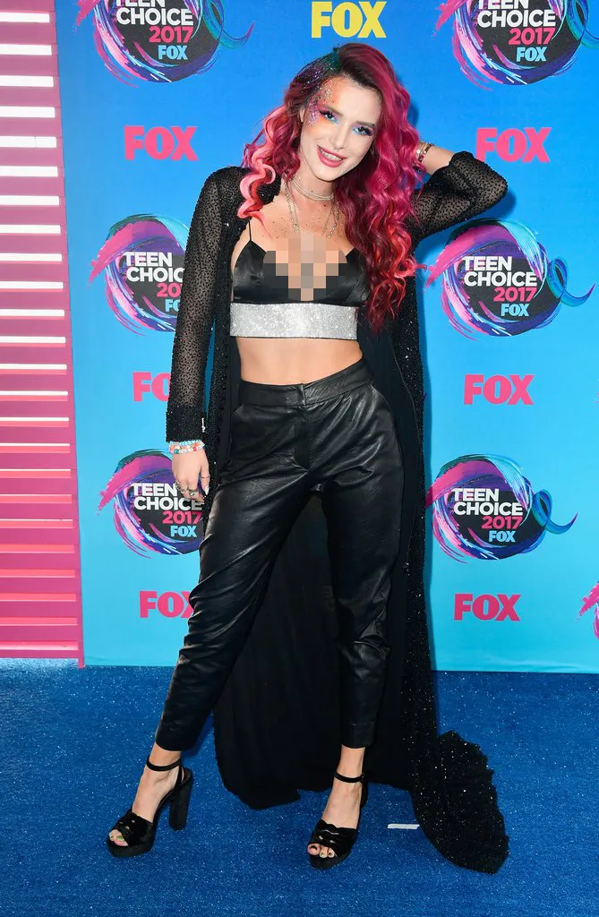 Gaya Bella di red carpet Teen Choice Awards 2017 © PopSugar