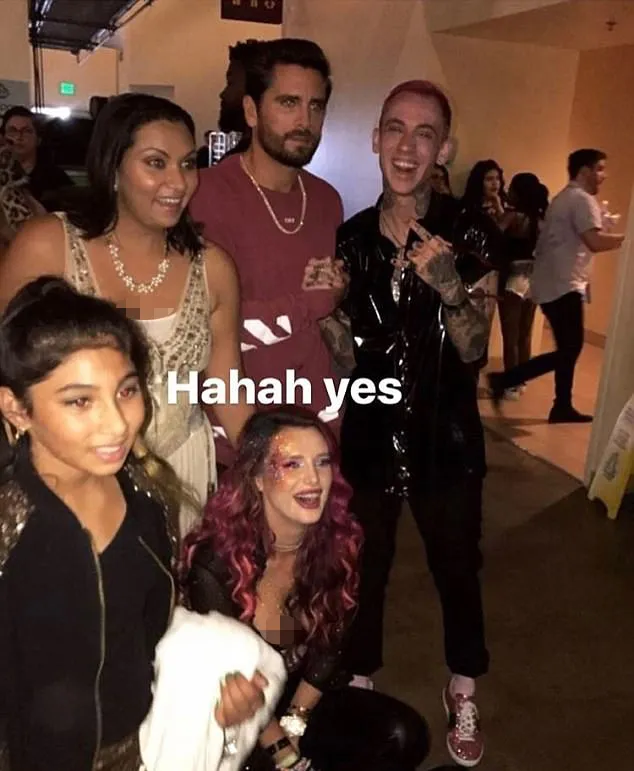Ada Scott Disick di tengah-tengah mereka © dailymail.co.uk