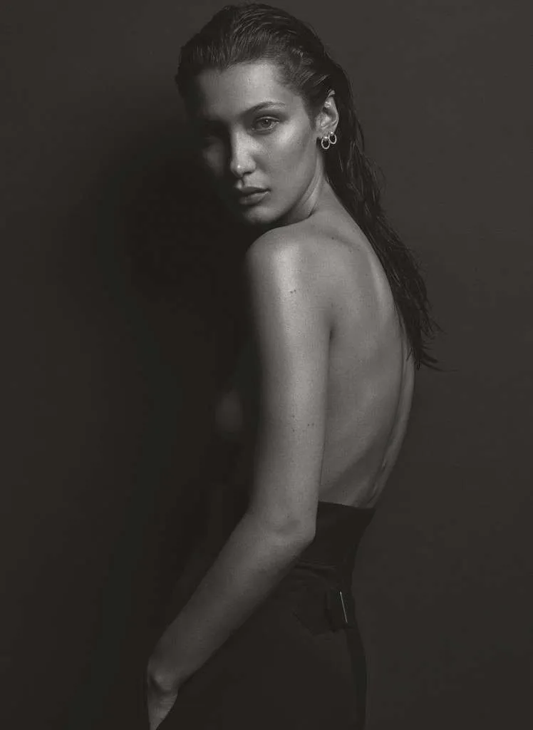 Topless, Bella pamer area intim © V Magazine