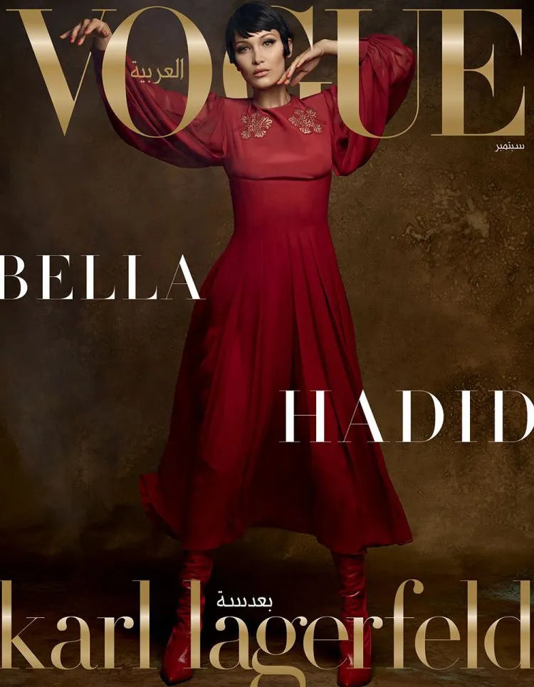 Bella berpose sempurna dengan busana serba tertutup © Vogue Arabia