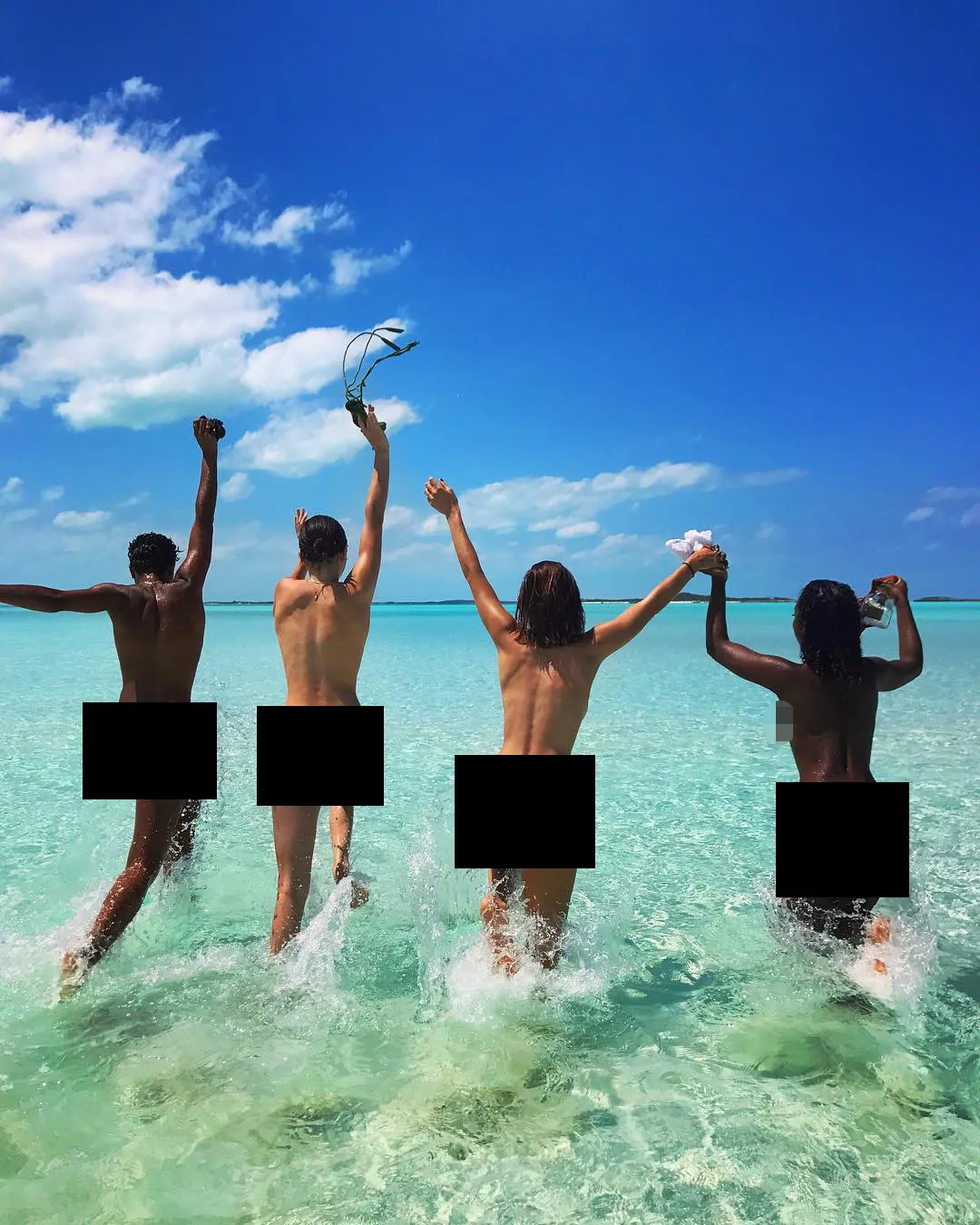 Bella dan Kendall topless bareng teman-temannya di pantai © instagram.com/bellahadid
