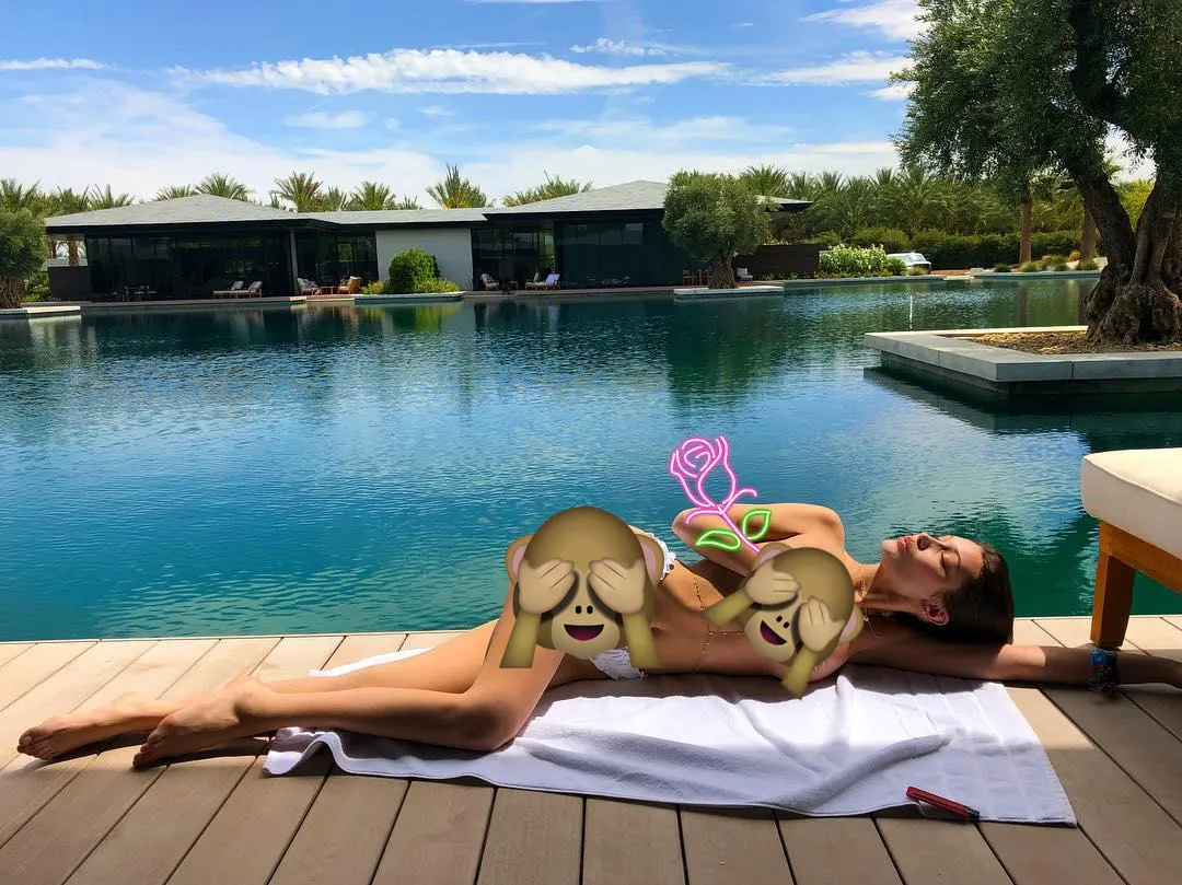 Bella pamer foto topless usai bantah rumor ciuman dengan sang mantan © instagram.com/bellahadid