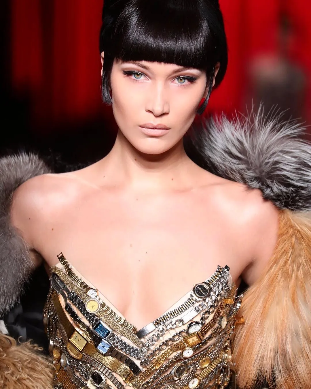 Sukses jadi pusat perhatian selama momen Fashion Week © instagram.com/bellahadid