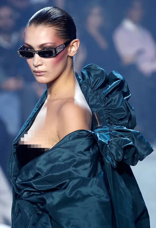 Bella kembali nip slip di runway © AFP