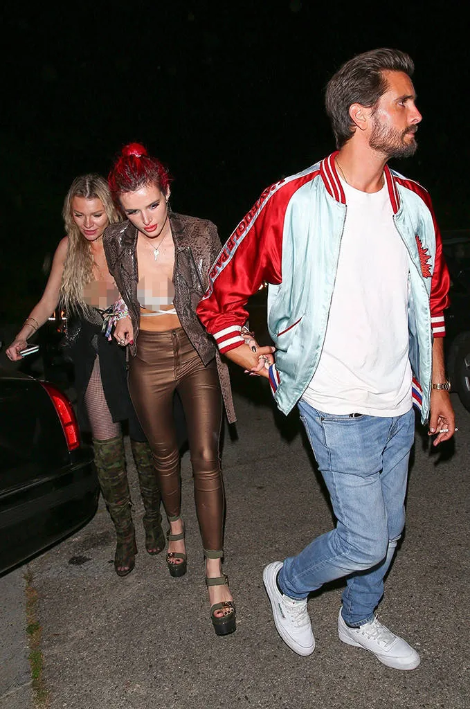 Bella dan Scott gandengan mesra © eonline.com
