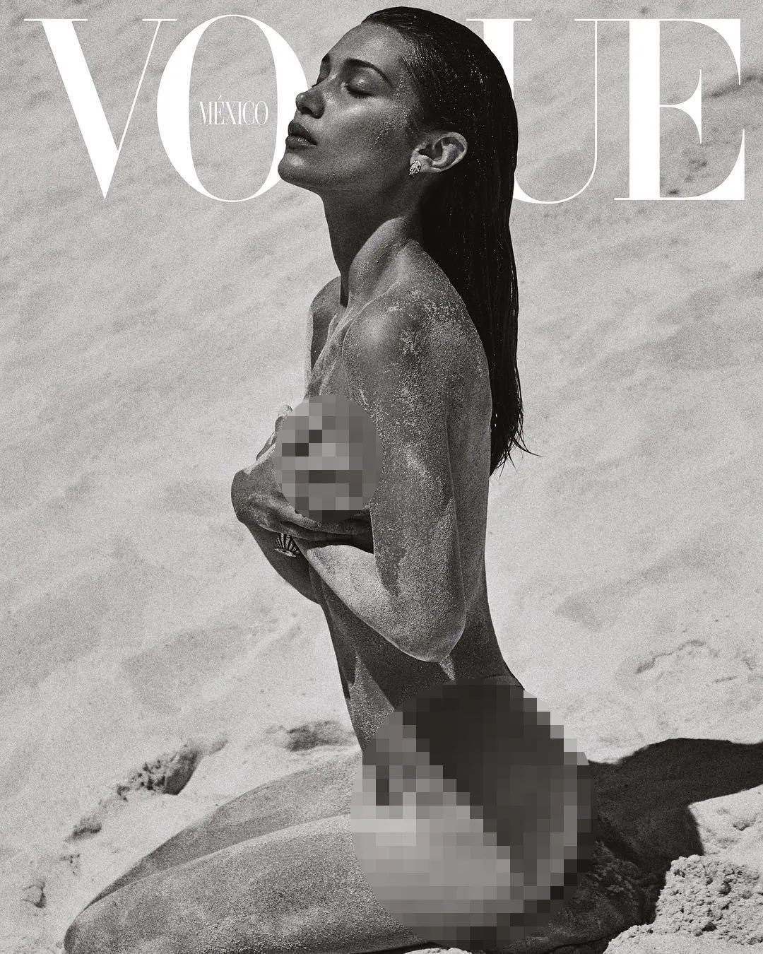 Bella nekat pose topless di pantai © Vogue Meksiko